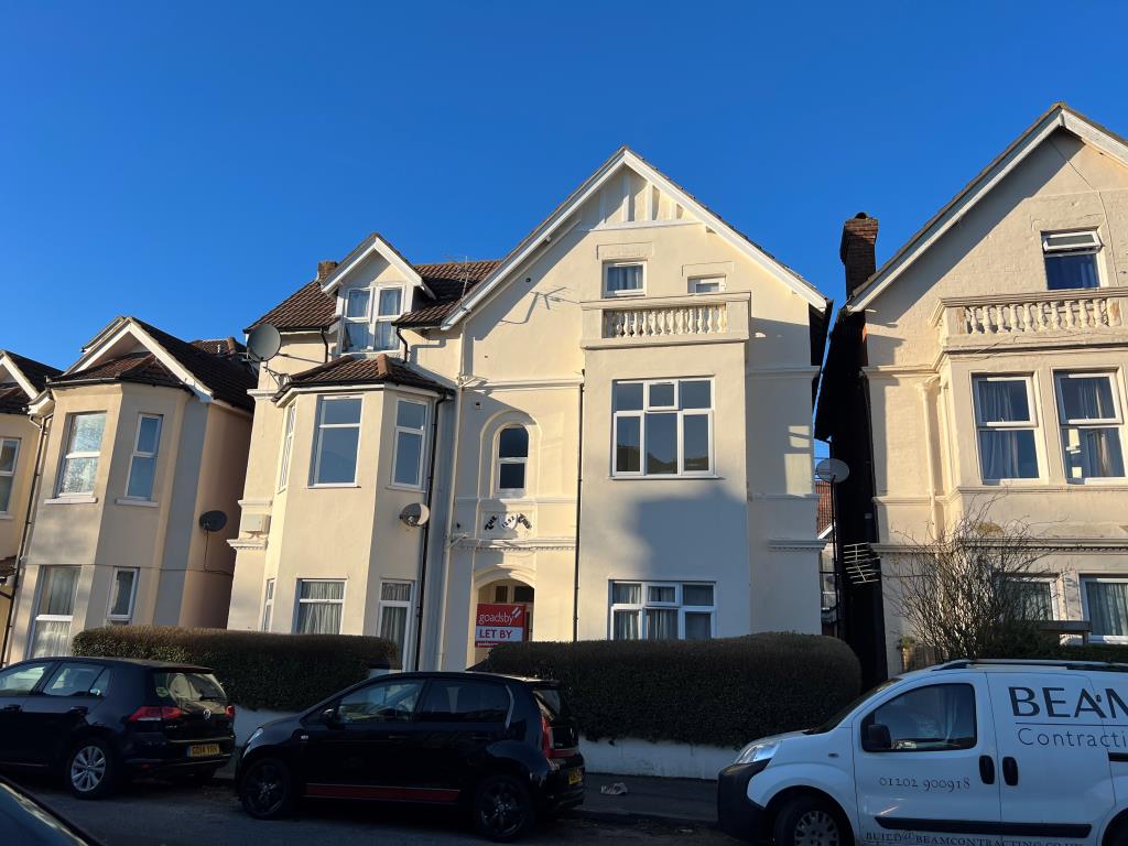 Lot: 46 - STUDIO FLAT FOR IMPROVEMENT - Detached purpose built block of flats